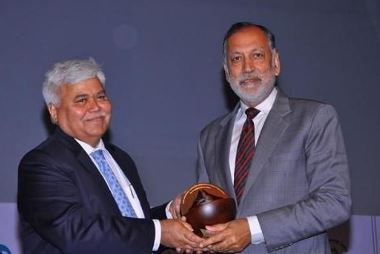 (From R to L): Rajendra S Pawar, Chairman & Co-Founder NIIT Group, receiving ‘Lifetime Achievement Award’ for his contribution towards shaping the GIS industry in India, from R S Sharma, Secretary, Department of Electronics and Information