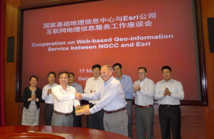 Dean Angelides, director, International Operations, Esri, and Feng Xianquang, director for NGCC, signed the historic agreement to share data with users around the world.